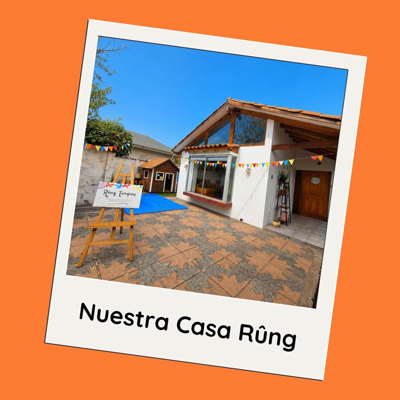 Fachada de Rûng Terapias: una casa con patio, banderines de colores y un atril con el letrero del centro.
