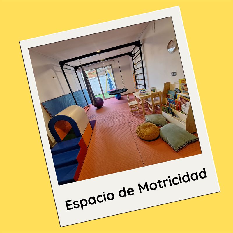 Espacio de motricidad: sala con estructura de suspensión, túnel y módulos de espuma, y piso acolchado.