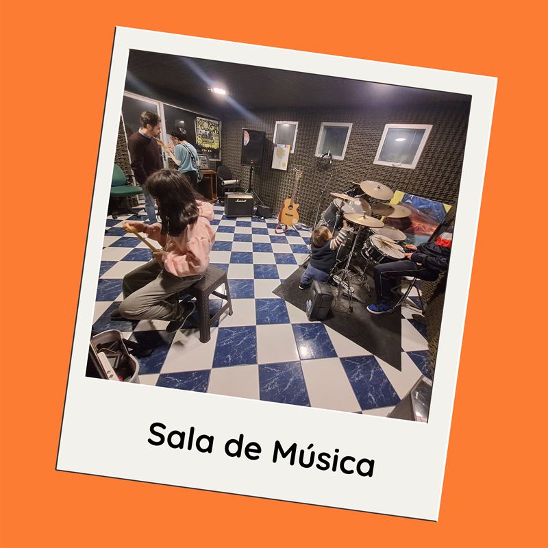 Sala de música: sala con paredes acústicas, piso de damero azul y blanco, batería, guitarras y amplificadores.