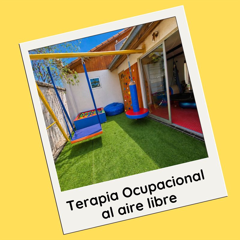 Terapia ocupacional al aire libre: patio con pasto sintético, columpios, piscina de pelotas y juegos de movimiento.